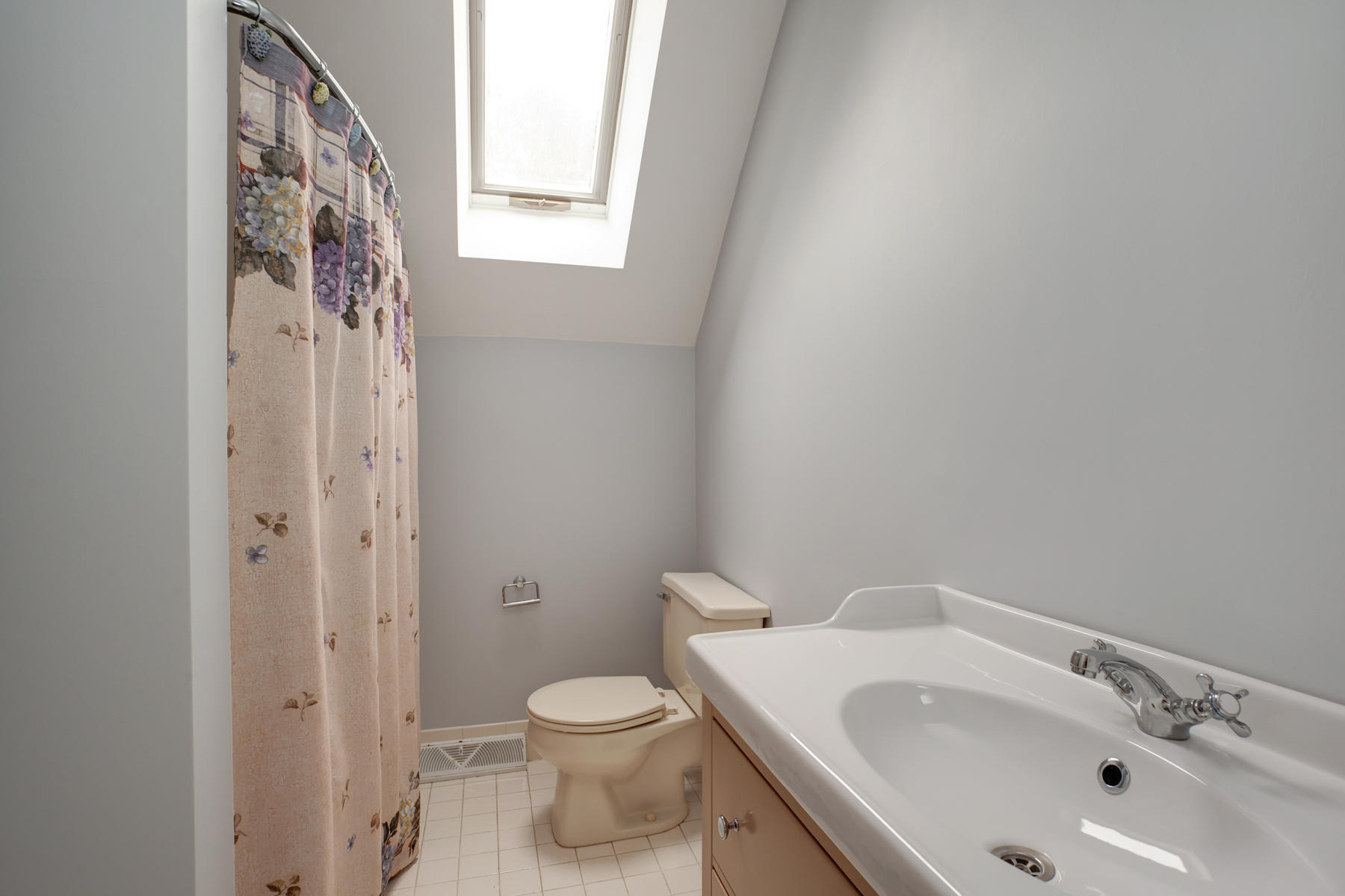 6 Ockway Bay Road Mashpee, MA 02649 - Photo 28 of 40 Second Floor Full Bath