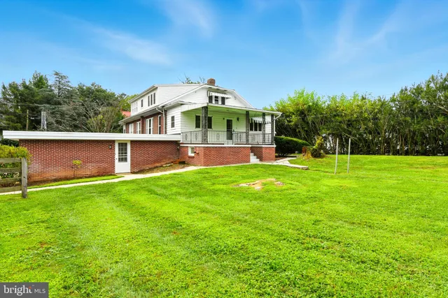 a view of a house with a yard