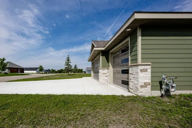 $613,000 | 656 Lake Forest Circle, Detroit Lakes, MN 56501