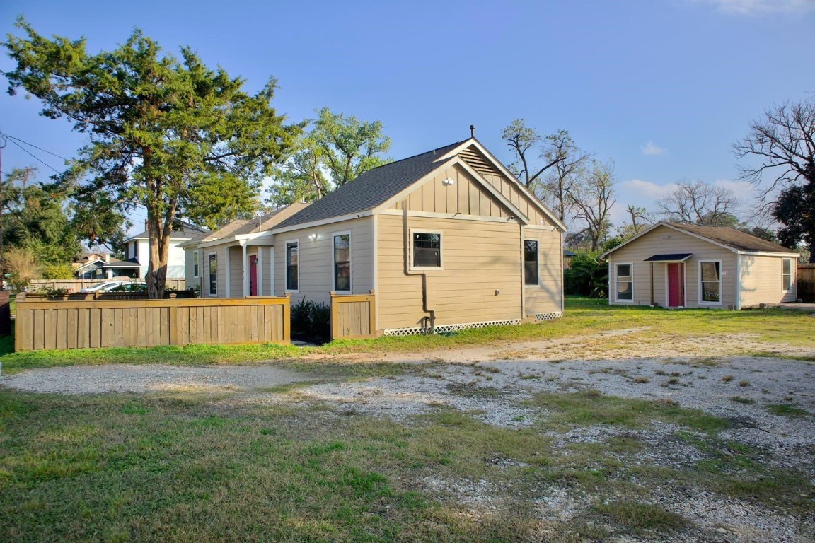 428 Van Molan Street Houston, TX 77022 - Photo 7 of 20 a view of a house with a yard