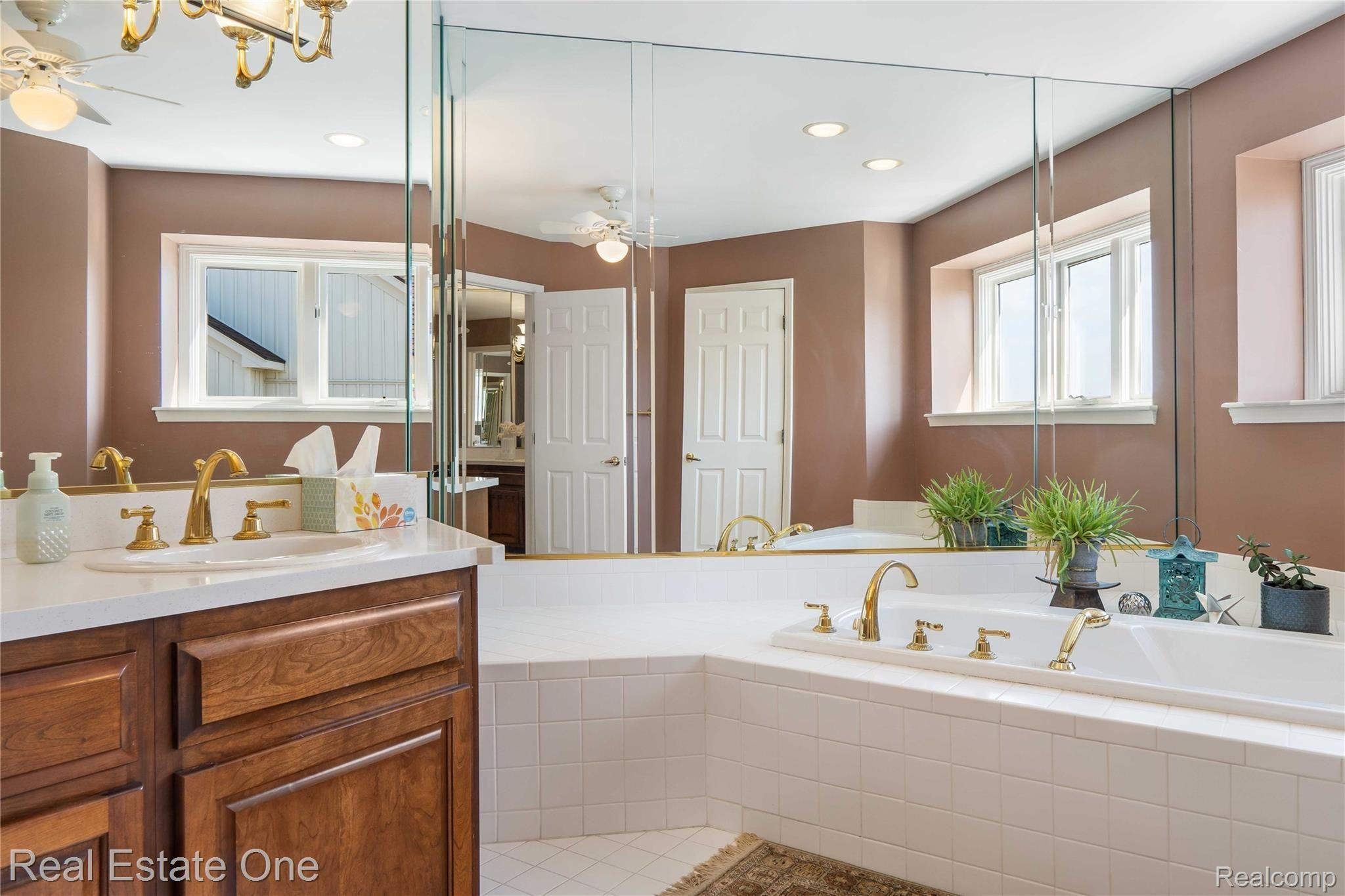 2018 Hickory Trail Drive Rochester, MI 48309 - Photo 38 of 60 DSC03515.jpg