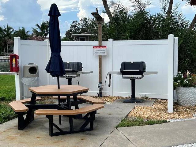 $1,750 | 4900 Brittany Drive South, Unit 305, St. Petersburg, FL 33715