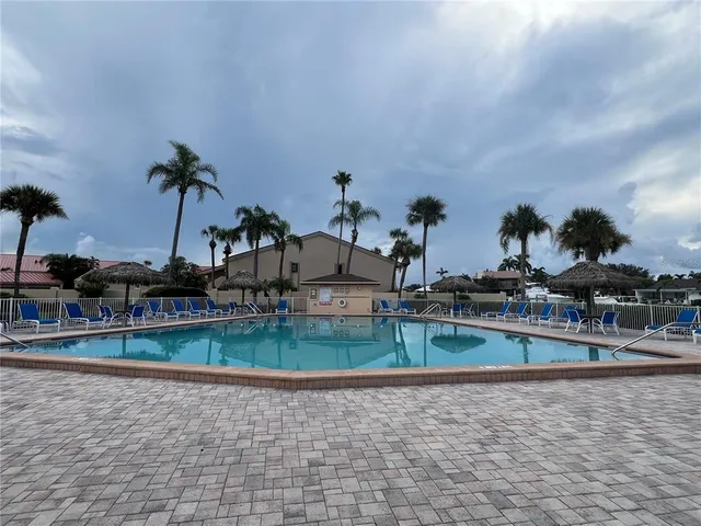 $1,750 | 4900 Brittany Drive South, Unit 305, St. Petersburg, FL 33715