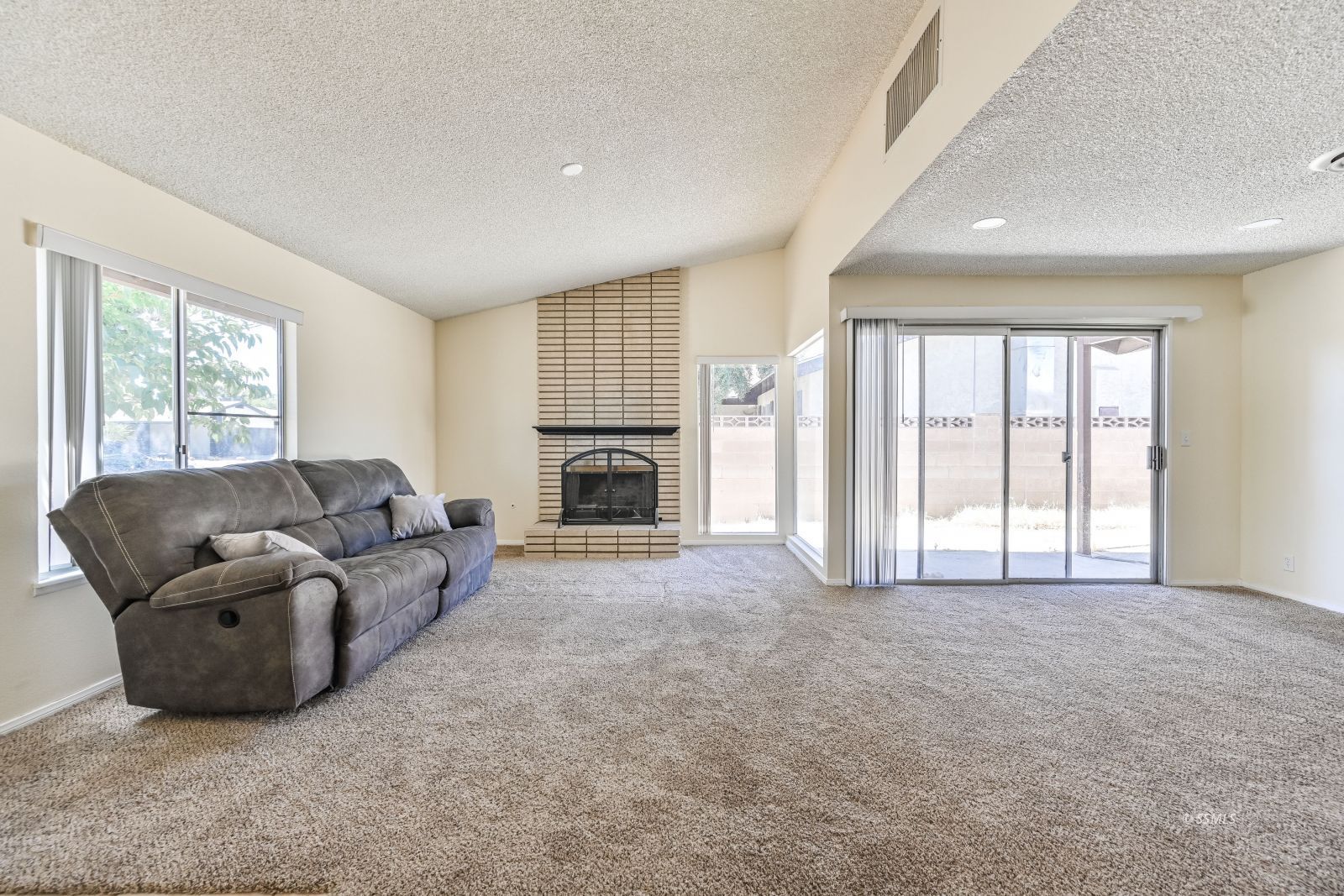 1123 Randall Street Ridgecrest, CA 93555 - Photo 4 of 28
