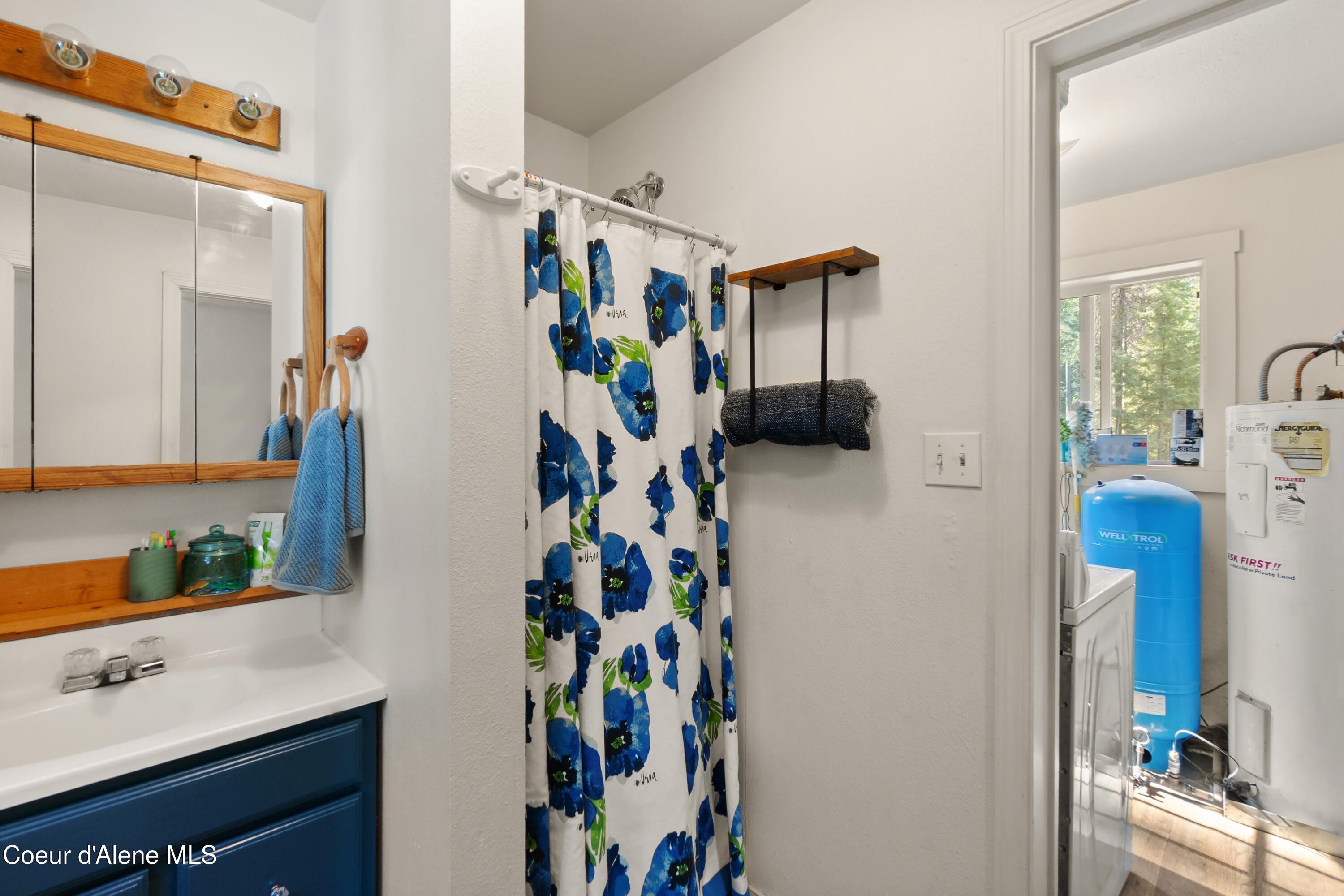 3167 South Sagle Road Sagle, ID 83860 - Photo 24 of 47 3167SSagleRd-BATHROOM (1)