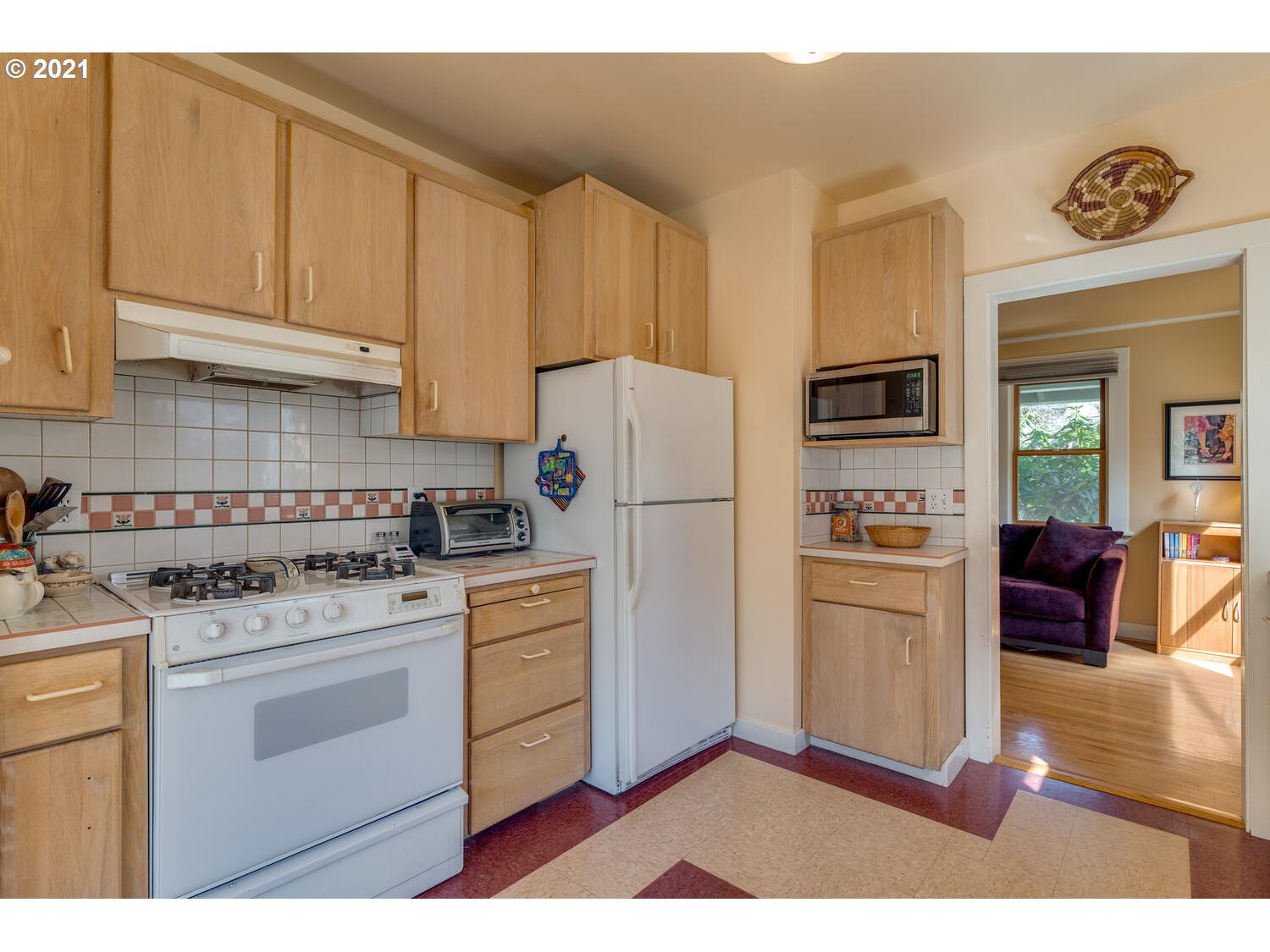 926 Southwest Dolph Street Portland, OR 97219 - Photo 11 of 29 Gallery Image 11