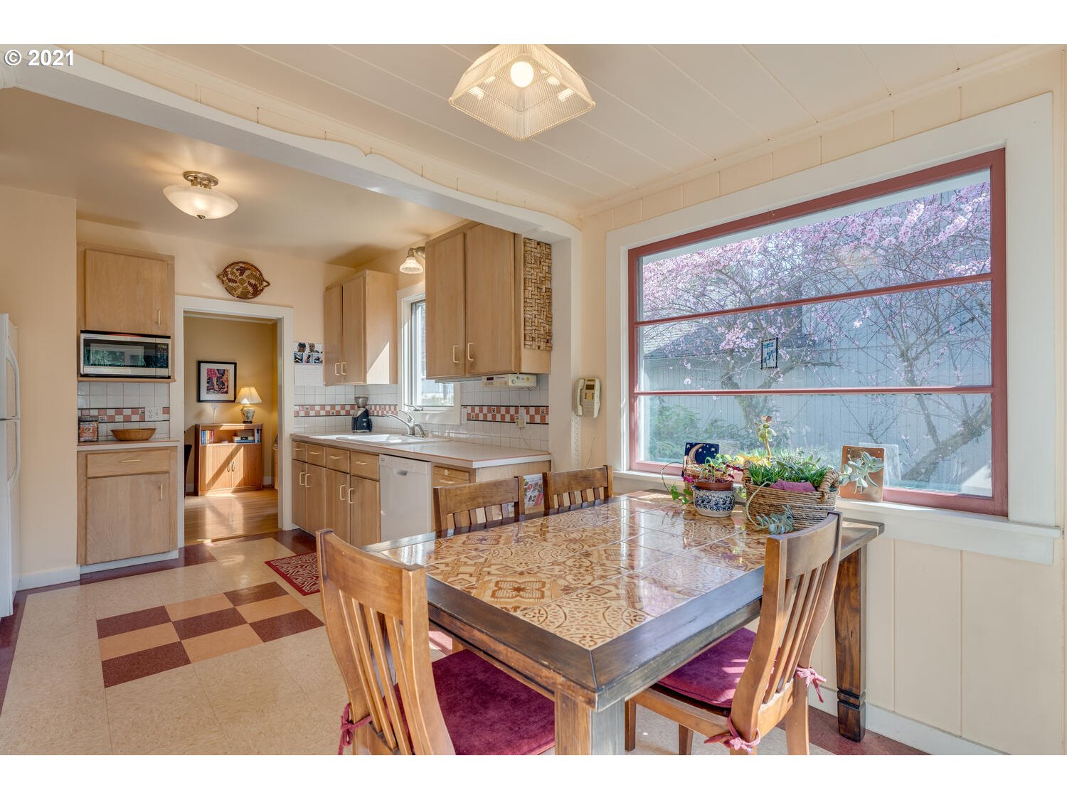 926 Southwest Dolph Street Portland, OR 97219 - Photo 13 of 29 Gallery Image 13