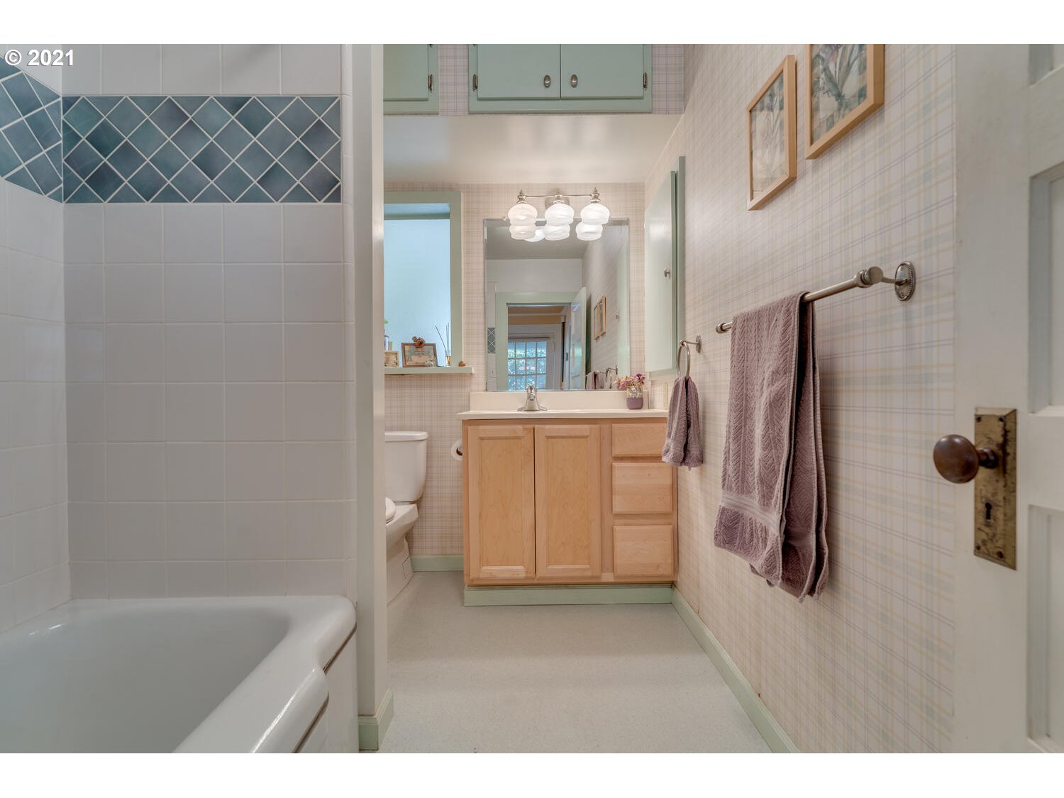 926 Southwest Dolph Street Portland, OR 97219 - Photo 14 of 29 Gallery Image 14
