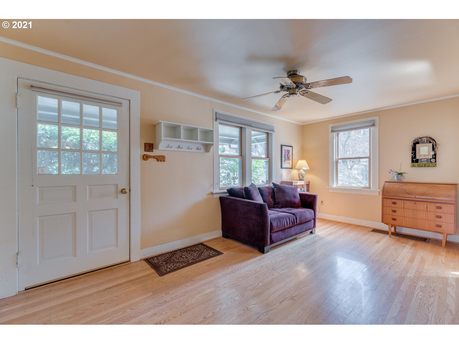 926 Southwest Dolph Street Portland, OR 97219 - Photo 4 of 29 Gallery Image 4