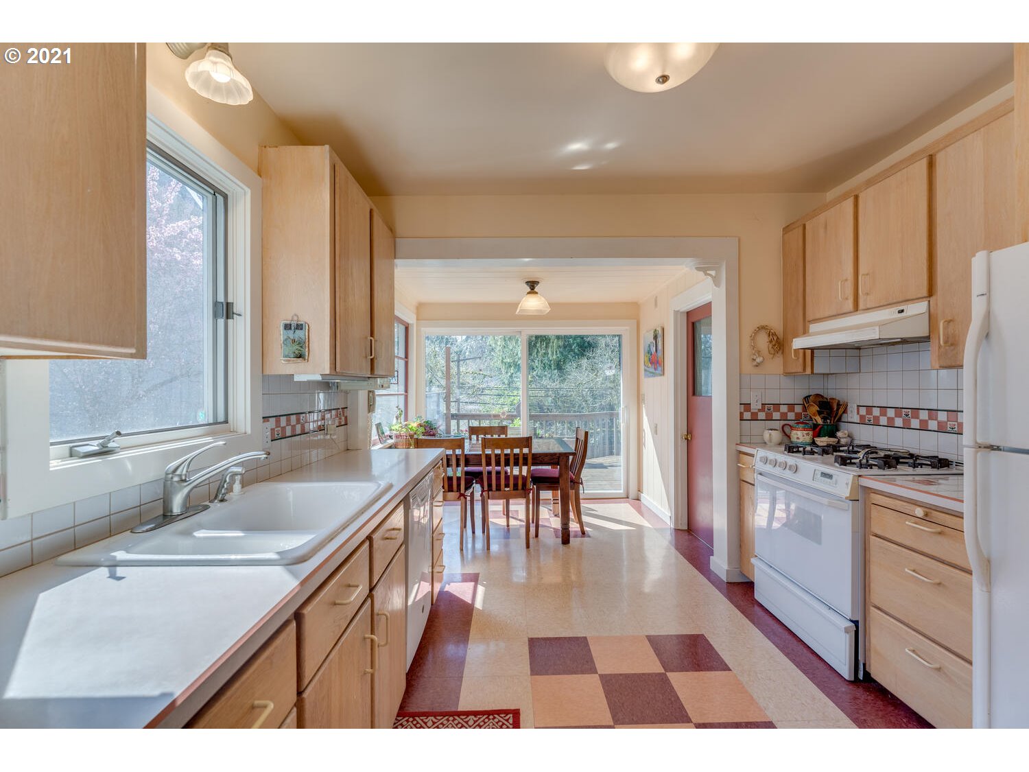 926 Southwest Dolph Street Portland, OR 97219 - Photo 8 of 29 Gallery Image 8
