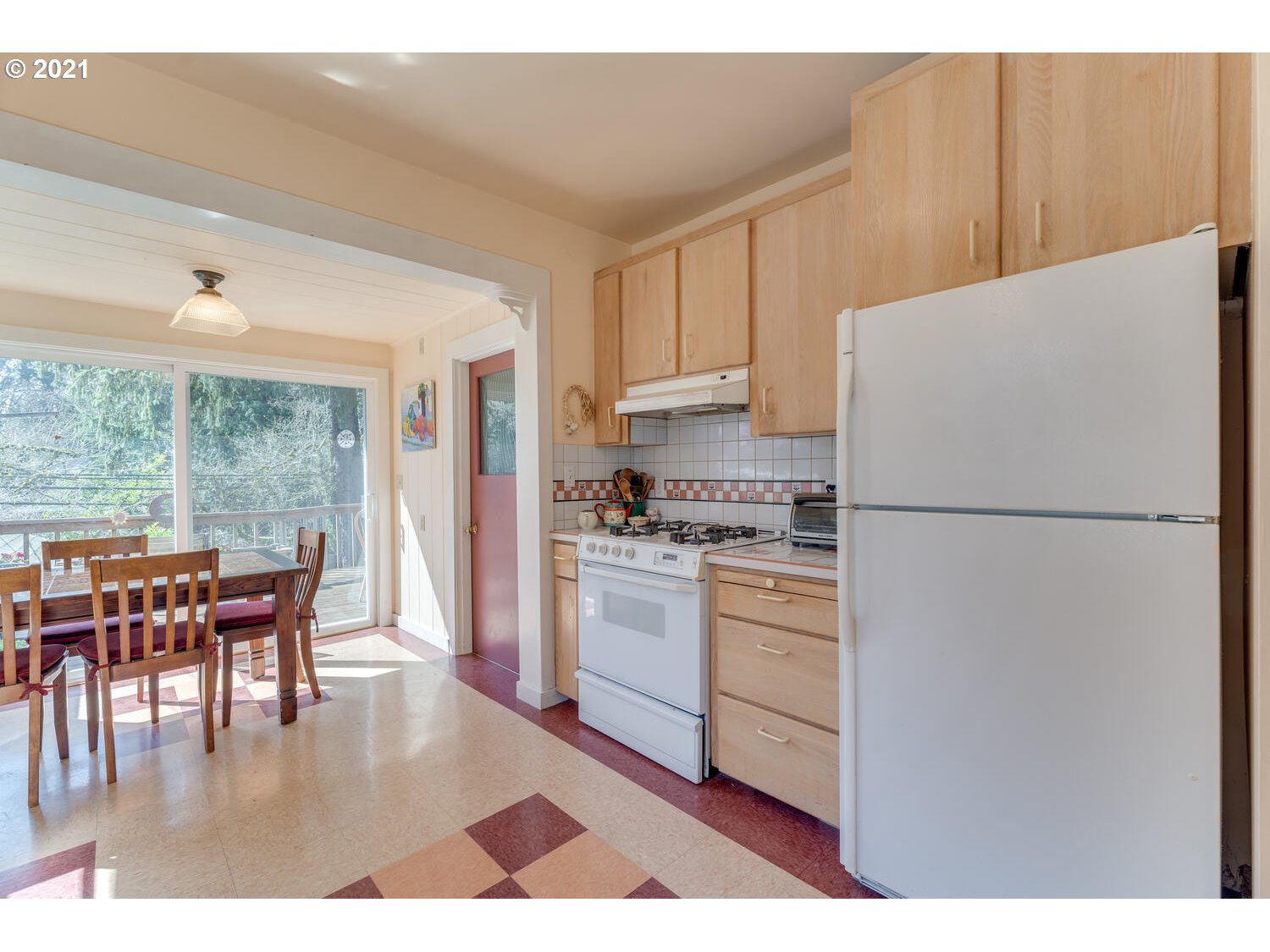 926 Southwest Dolph Street Portland, OR 97219 - Photo 9 of 29 Gallery Image 9