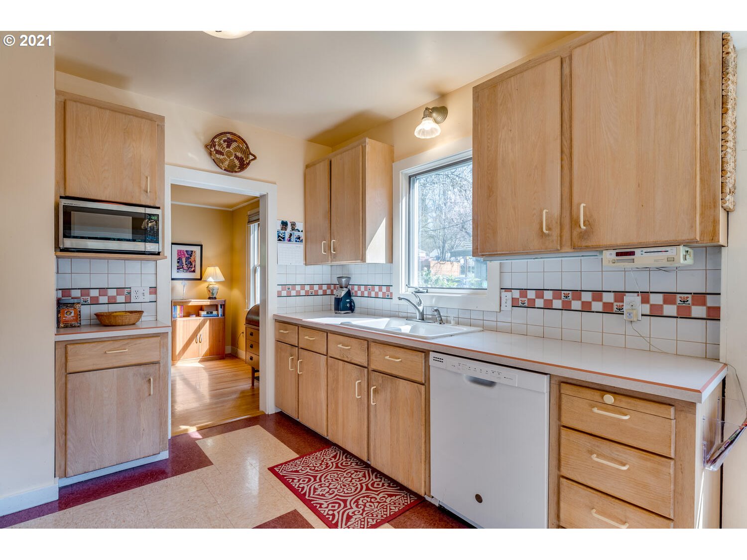 926 Southwest Dolph Street Portland, OR 97219 - Photo 10 of 29 Gallery Image 10