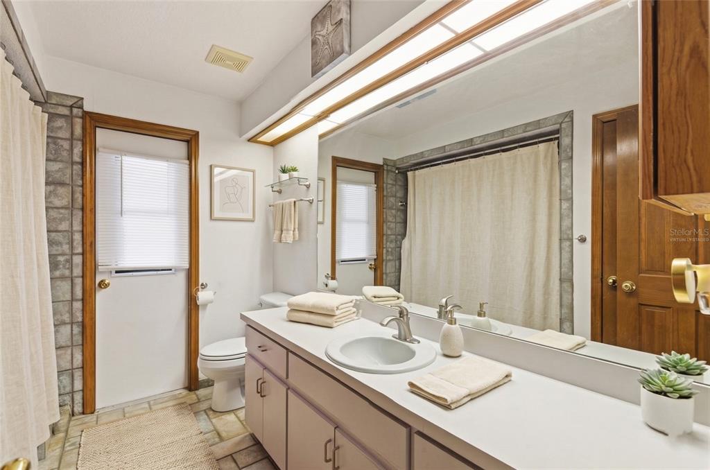 215 Santa Rosa Drive Winter Haven, FL 33884 - Photo 11 of 29 a bathroom with a sink and a mirror