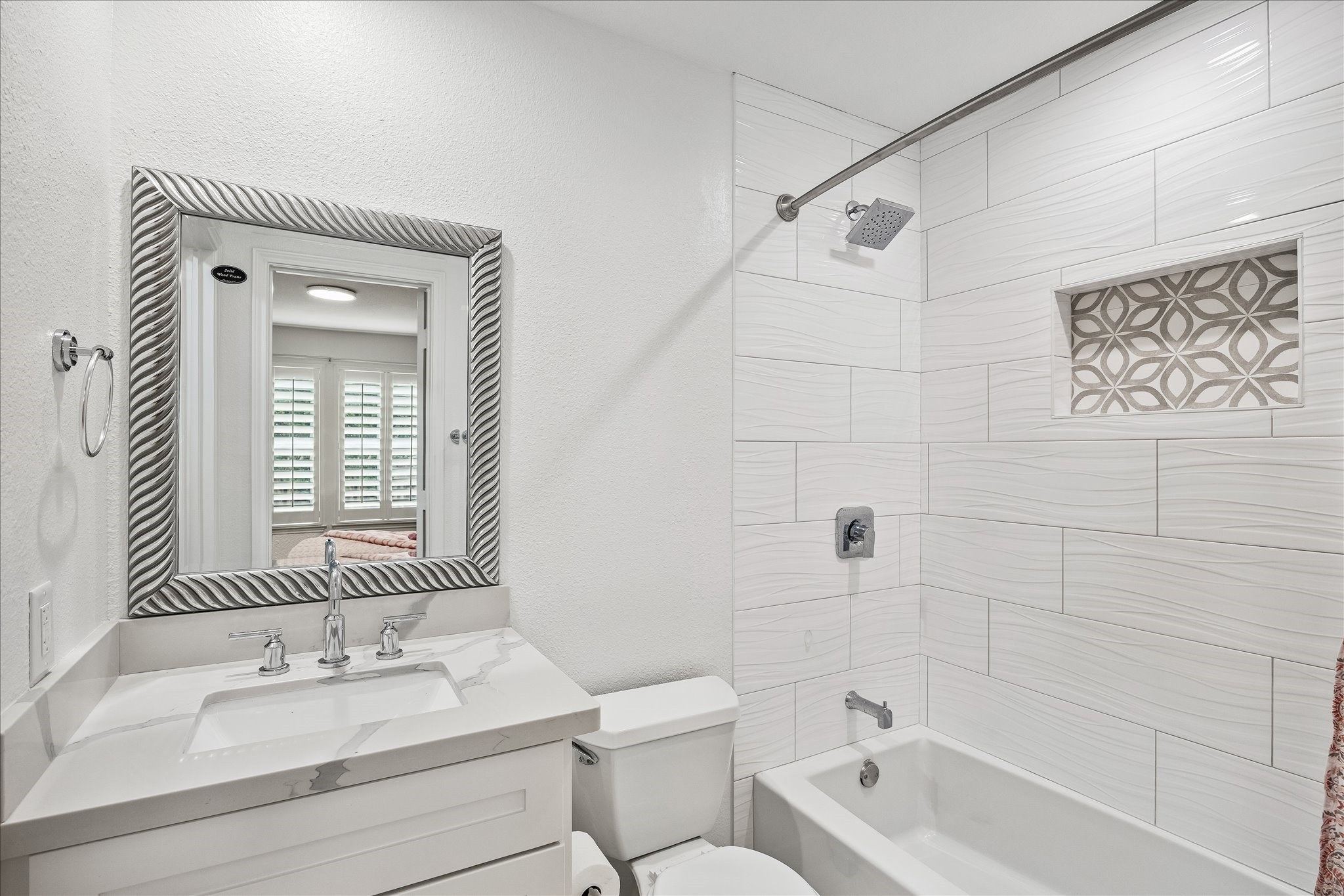 15 West Beckonvale Circle The Woodlands, TX 77382 - Photo 33 of 44 Secondary full bathroom and the walk-in closet is positioned to the left!
