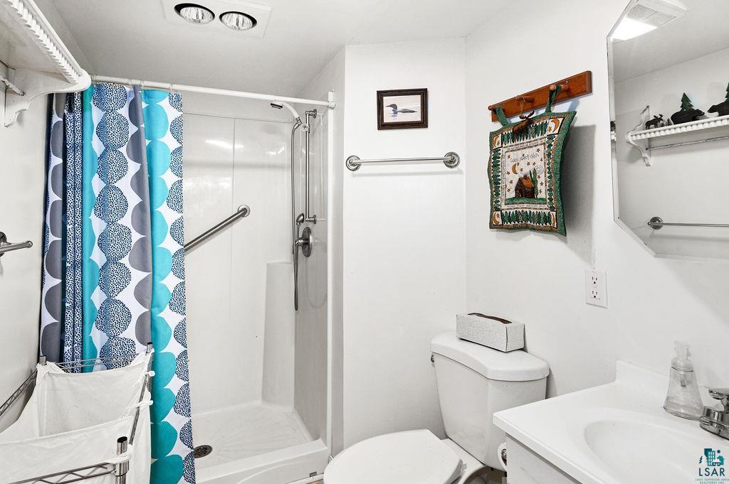 7322 Northeast Birch Isle Road Duluth, MN 55803 - Photo 11 of 27 Bathroom