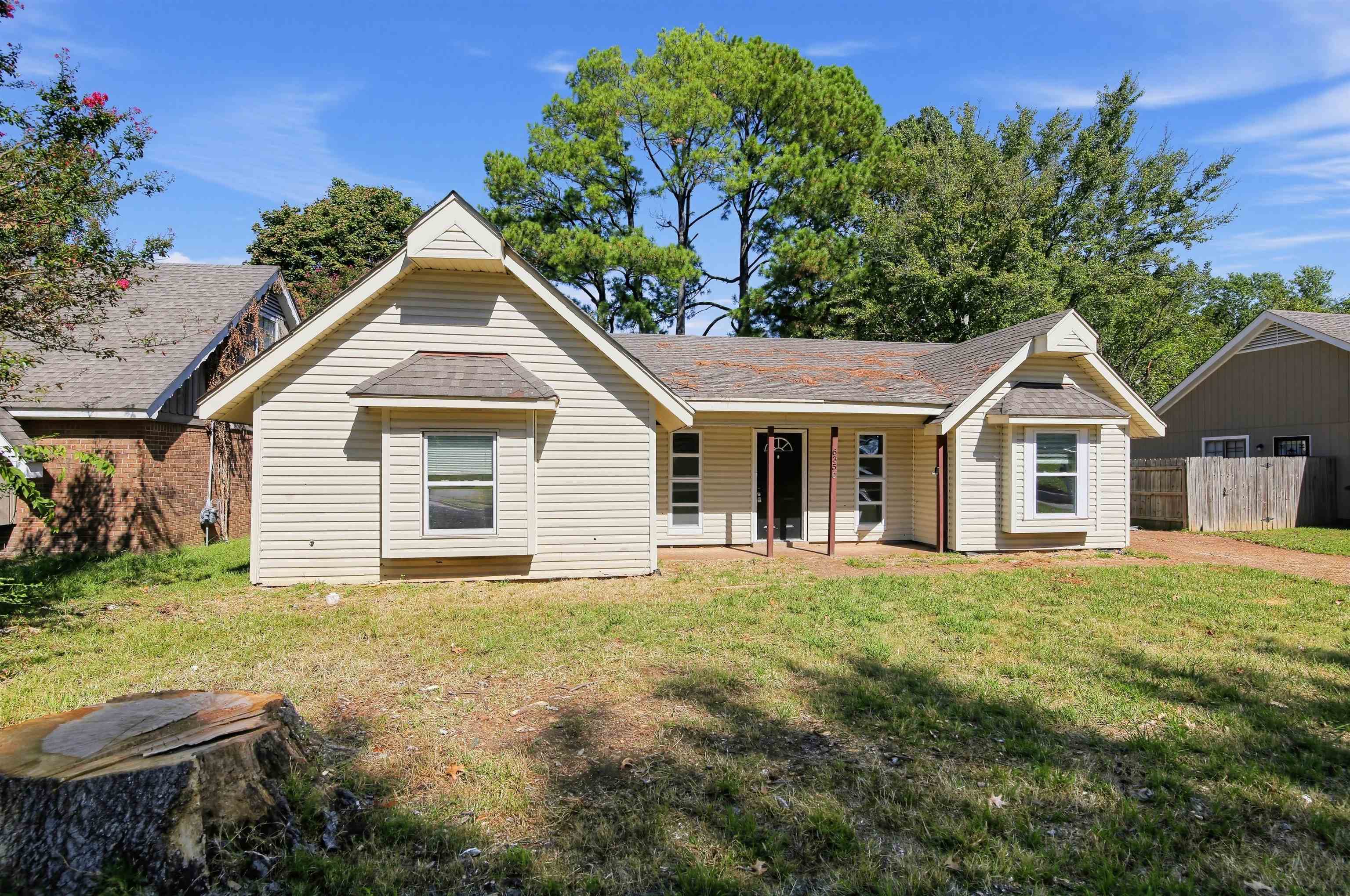 6350 Midsummer Way Memphis, TN 38115 - Photo 1 of 21 Single-story residence featuring light-colored siding and a bay window