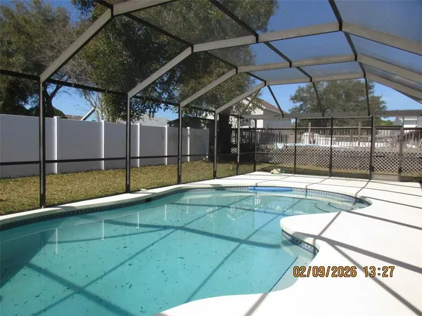 a view of a backyard