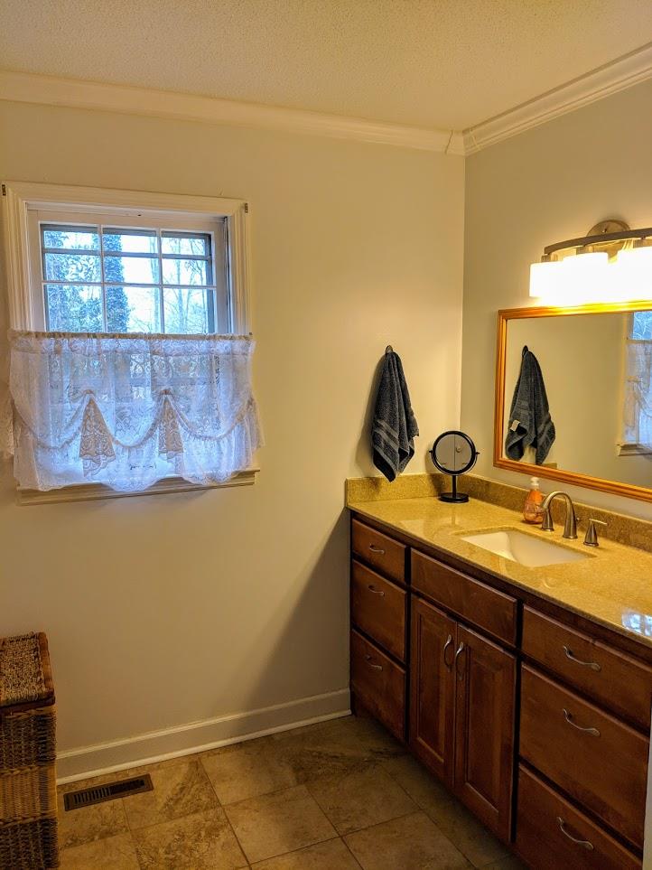 201 Short Springs Road Tullahoma, TN 37388 - Photo 17 of 24 Master Vanity