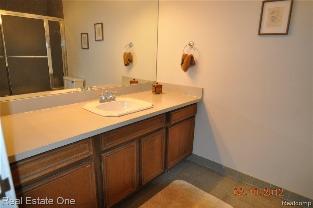 960 Brookwood Lane East, Unit 2 Rochester, MI 48309 - Photo 8 of 15 2 full baths - 1 1/2 bath