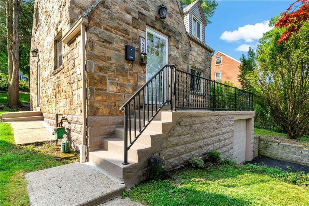 4649 Rolling Hills Road Pittsburgh, PA 15236 - Photo 3 of 31 Gallery Image 3