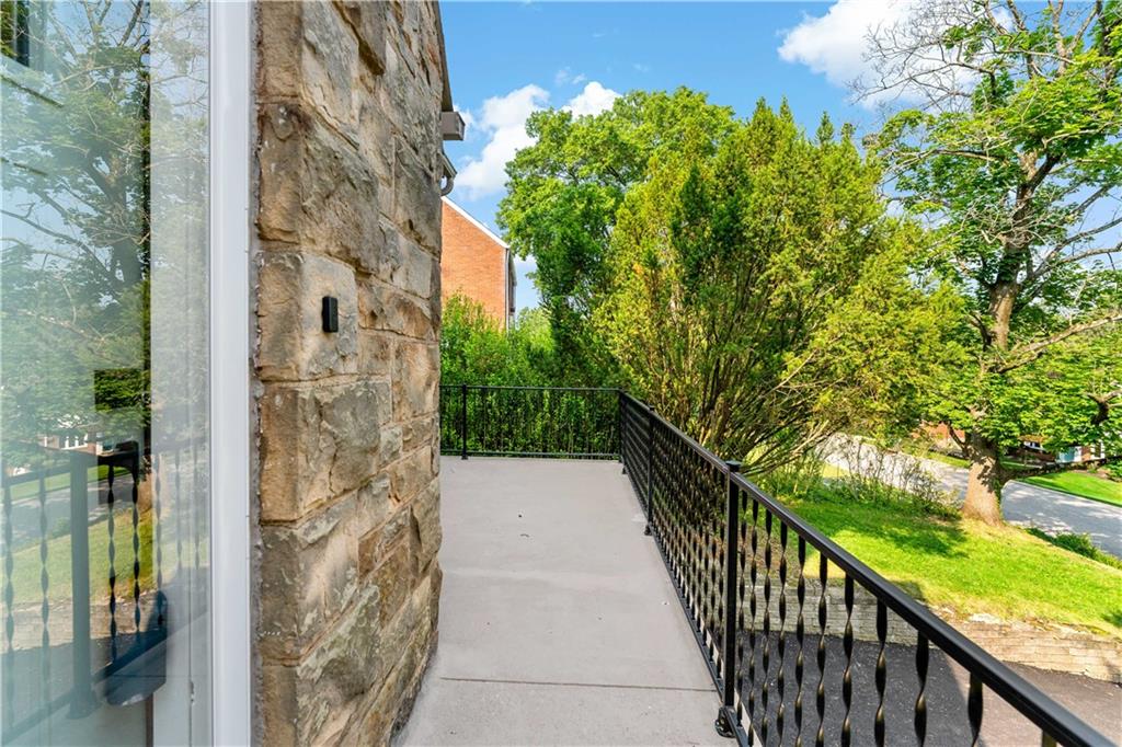 4649 Rolling Hills Road Pittsburgh, PA 15236 - Photo 4 of 31 Gallery Image 4