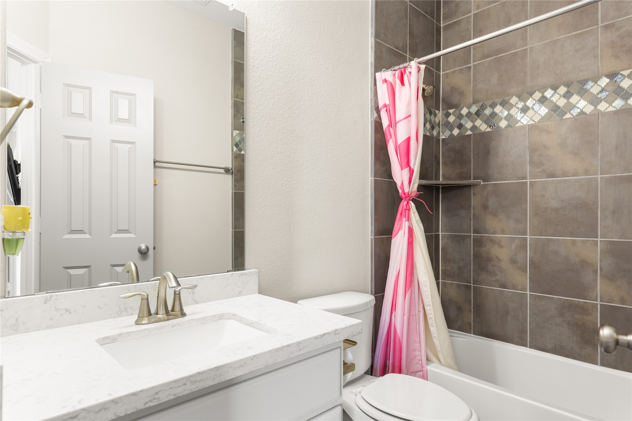 10215 Spring Shadows Park Circle Houston, TX 77080 - Photo 35 of 44 Full bathroom with tub