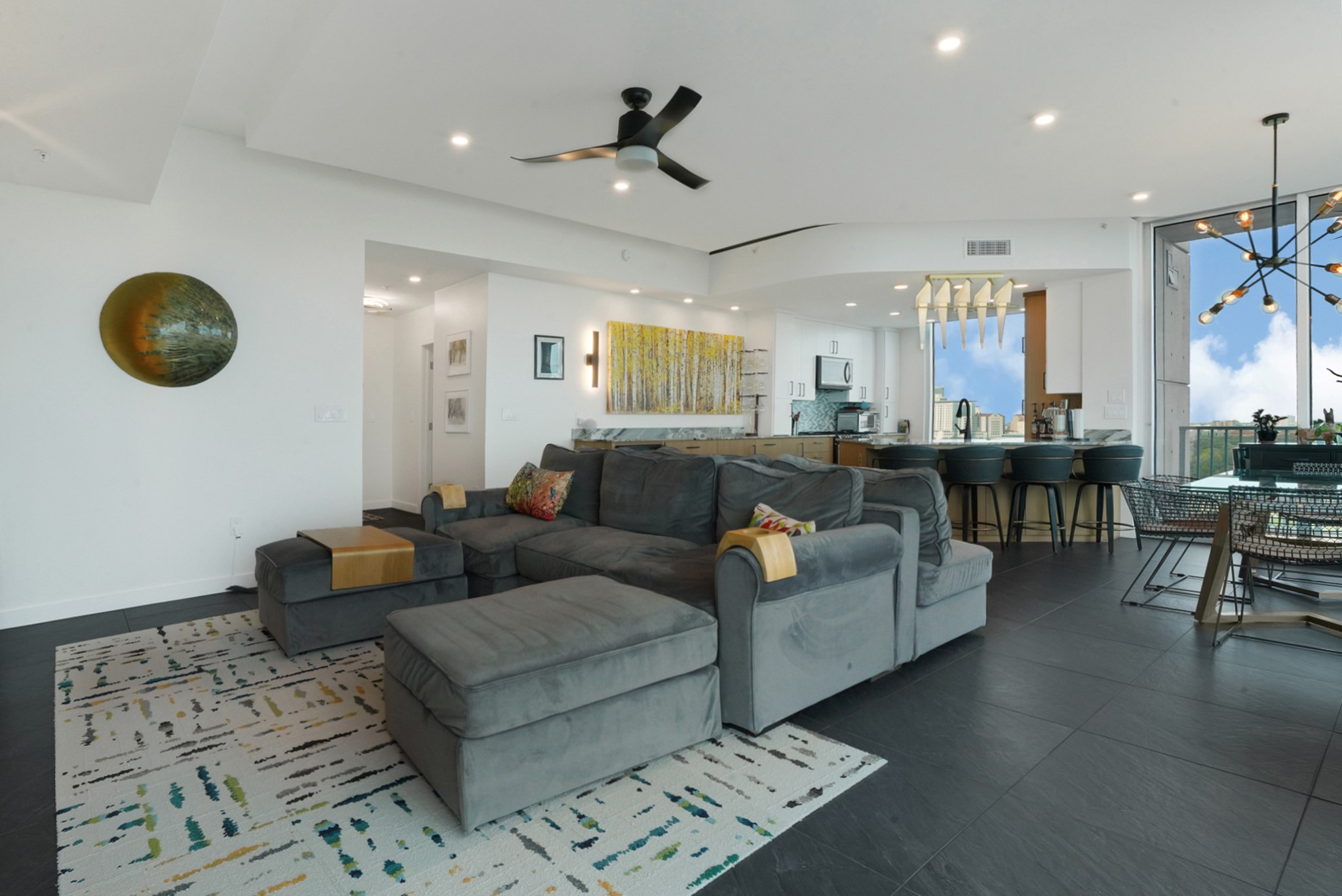 5925 Almeda Road, Unit 11317 Houston, TX 77004 - Photo 3 of 38 a living room with furniture and a window