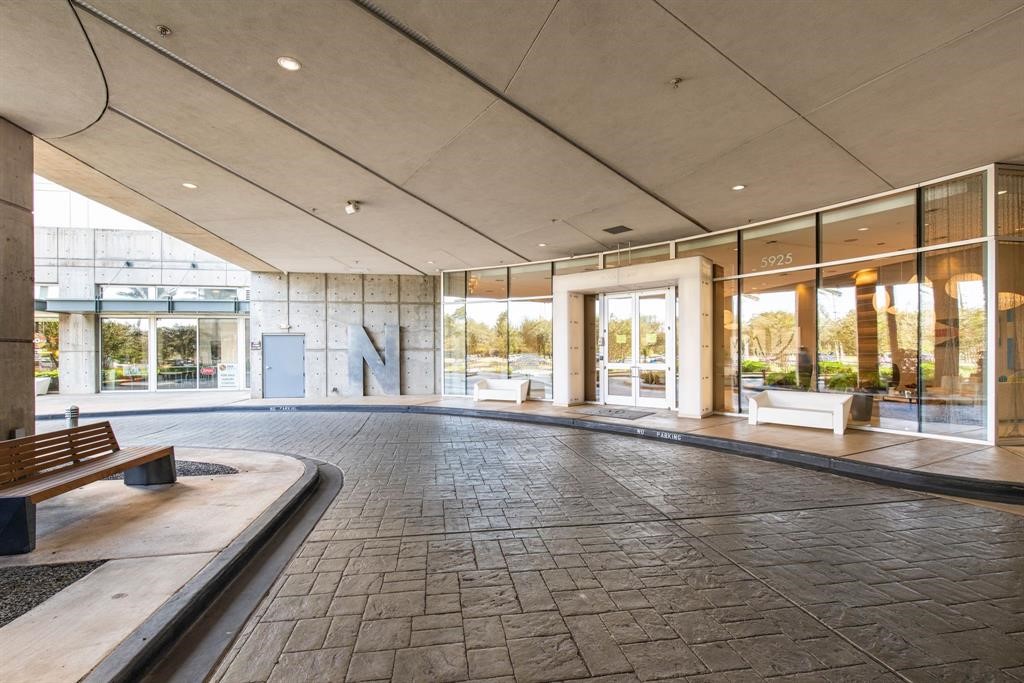 5925 Almeda Road, Unit 11317 Houston, TX 77004 - Photo 36 of 38 a large white kitchen with granite countertop a large window in it
