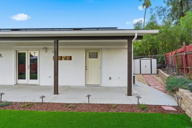 a view of a house with backyard and garden