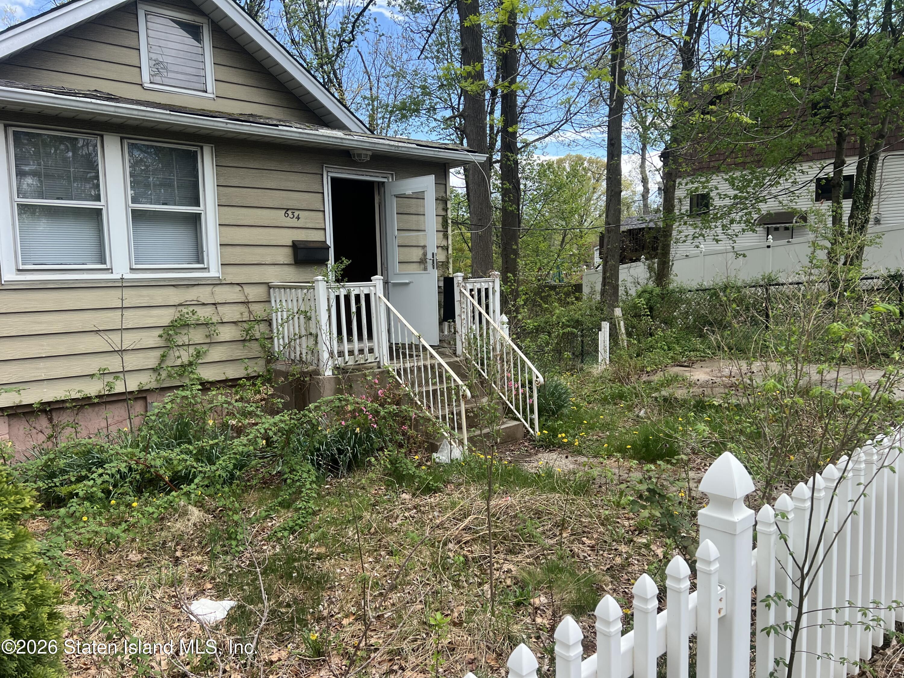 634 Drumgoole Road East Staten Island, NY 10312 - Photo 2 of 10 a front view of house with yard