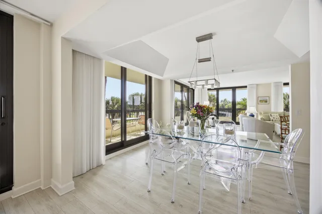 a room with lots of dining table and chairs