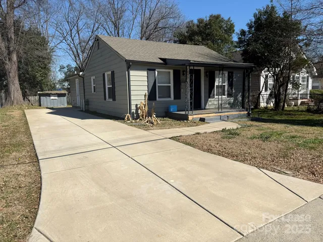 a view of house with yard