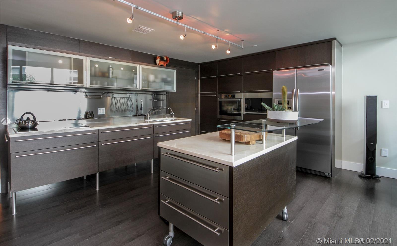 6000 Collins Avenue, Unit 511 Miami Beach, FL 33140 - Photo 5 of 23 Gallery Image 5