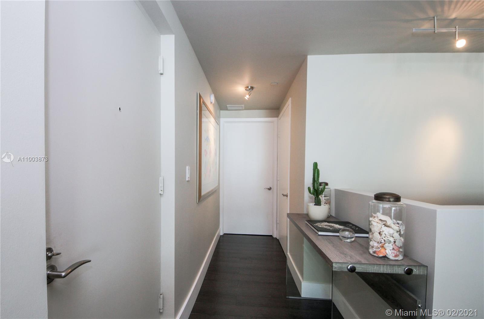 6000 Collins Avenue, Unit 511 Miami Beach, FL 33140 - Photo 8 of 23 Gallery Image 8