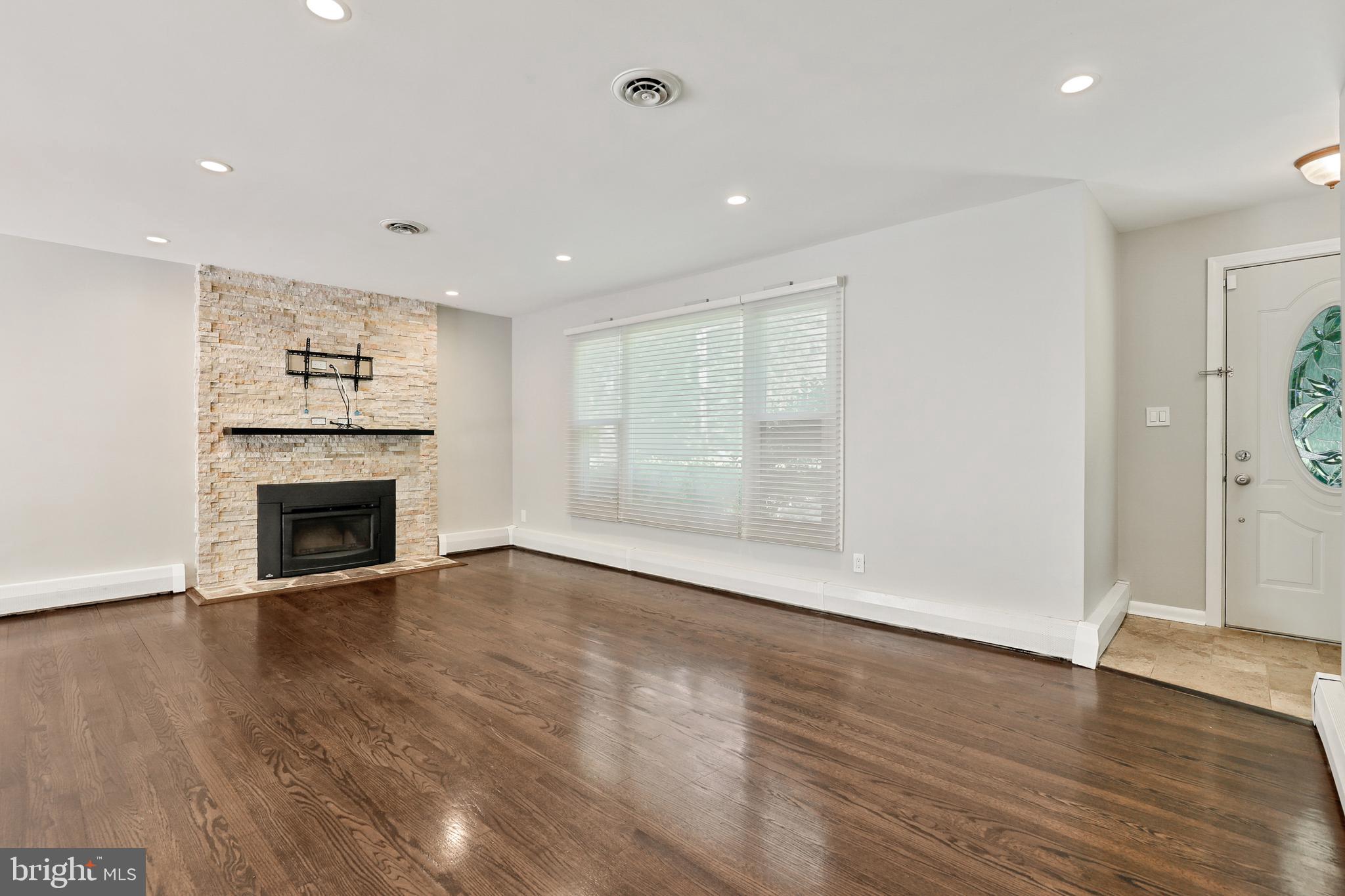 1211 Providence Road Towson, MD 21286 - Photo 4 of 28 Living room