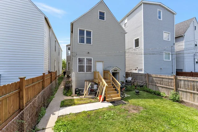 a view of a house with backyard