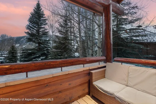 a view of entryway with a front door