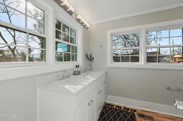 $289,000 | 319 West Chilhowie Avenue, Johnson City, TN 37604