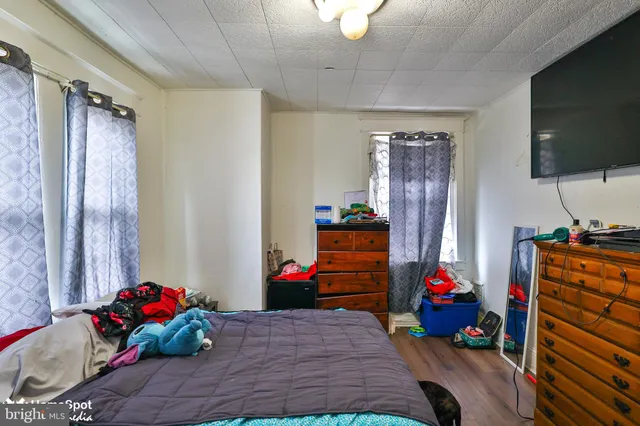 a view of a house with a back yard