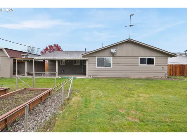 a view of a house with backyard