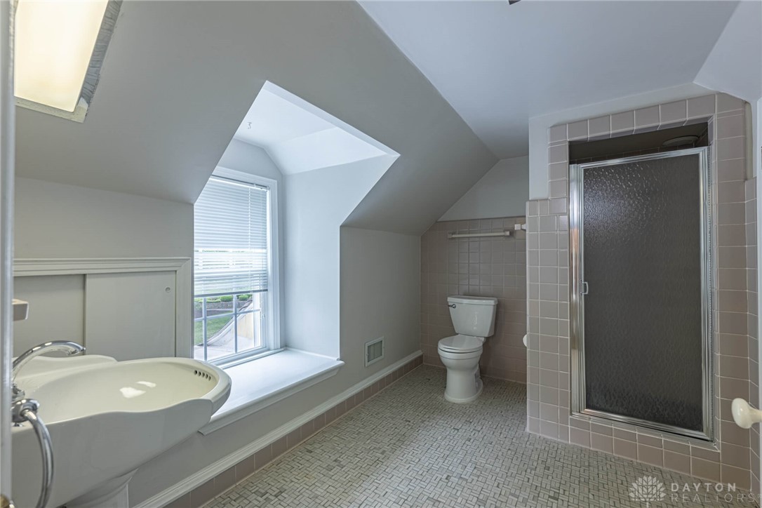 1919 Tait Circle Road Kettering, OH 45429 - Photo 37 of 69 Top level ensuite full bath.