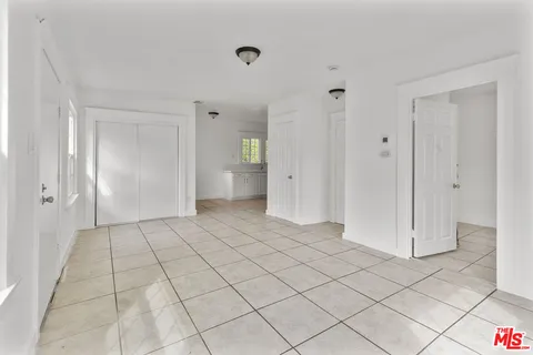 $2,250 | 135 1/2 South Dillon Street, Unit 1/2, Los Angeles, CA 90057