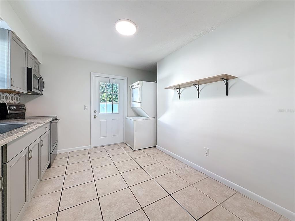 650 Athens Street Dunedin, FL 34698 - Photo 18 of 39 a view of a kitchen with electric appliances