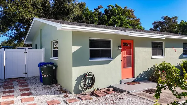 a view of a house with backyard