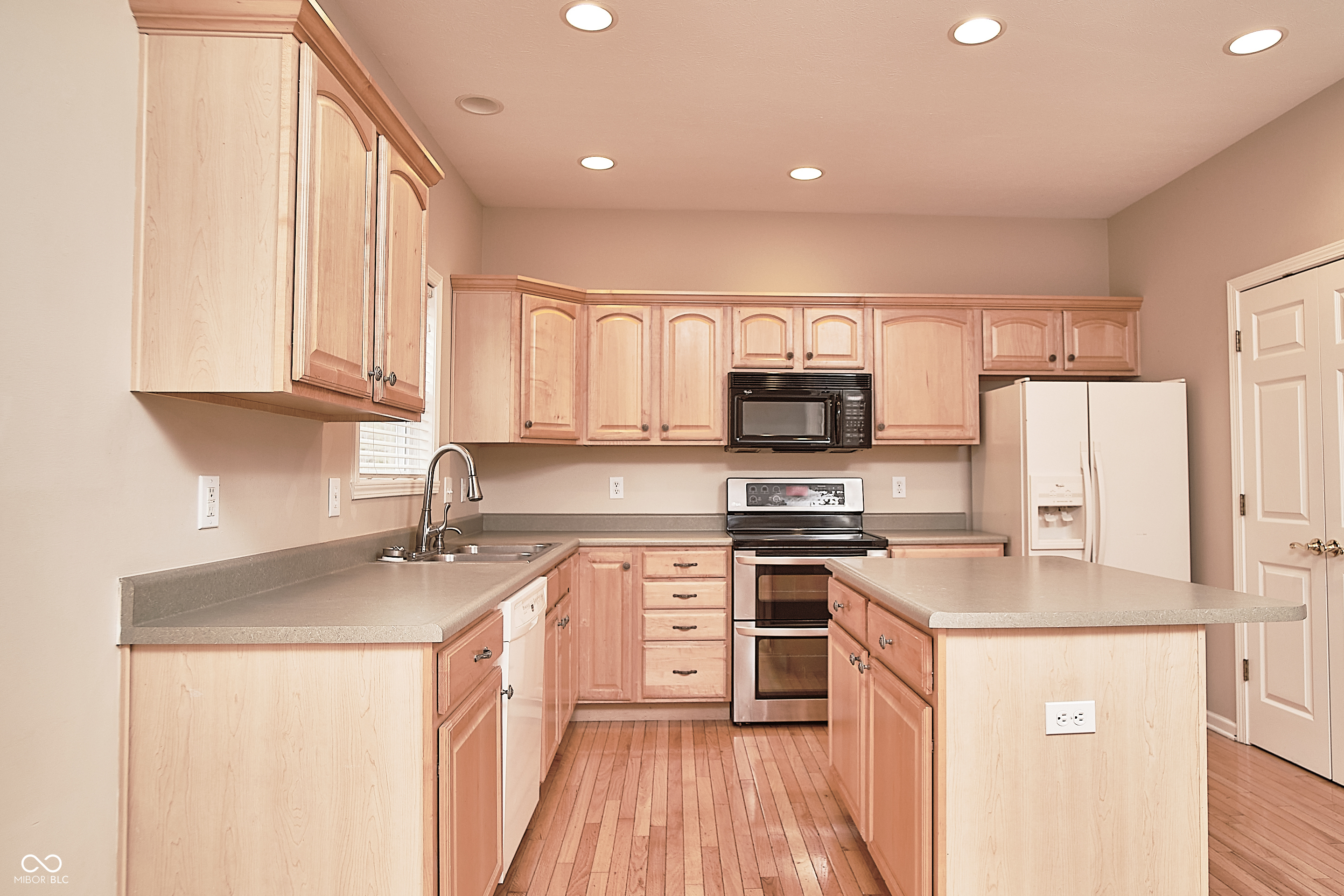 11202 Timberview Drive Fishers, IN 46037 - Photo 14 of 46