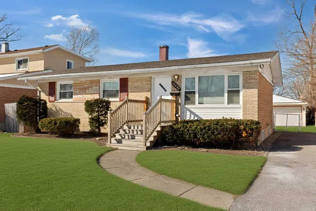 $232,500 | 15666 Woodlawn E Avenue, South Holland, IL 60473