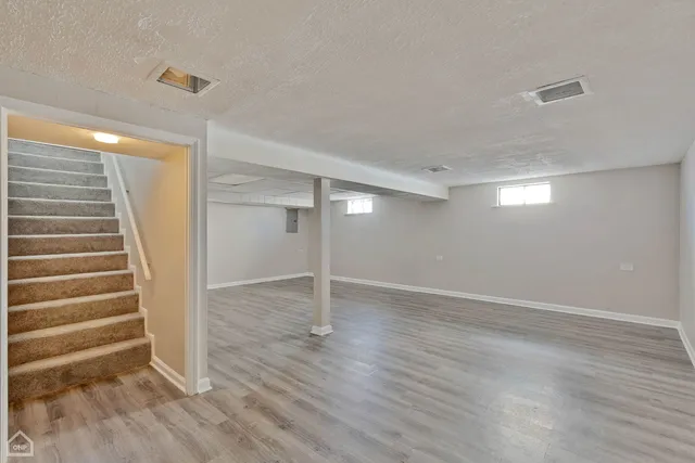 $232,500 | 15666 Woodlawn E Avenue, South Holland, IL 60473