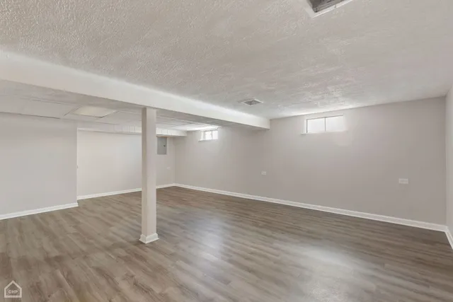 $232,500 | 15666 Woodlawn E Avenue, South Holland, IL 60473