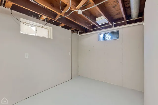 $232,500 | 15666 Woodlawn E Avenue, South Holland, IL 60473