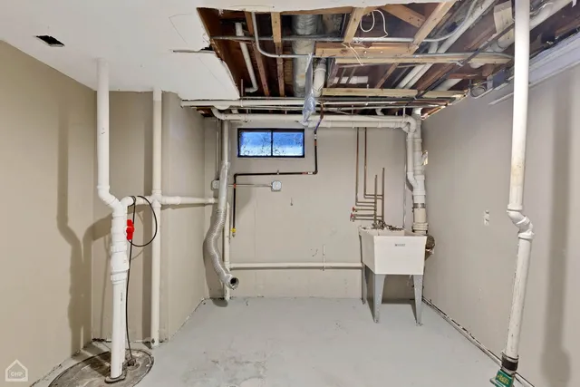 $232,500 | 15666 Woodlawn E Avenue, South Holland, IL 60473